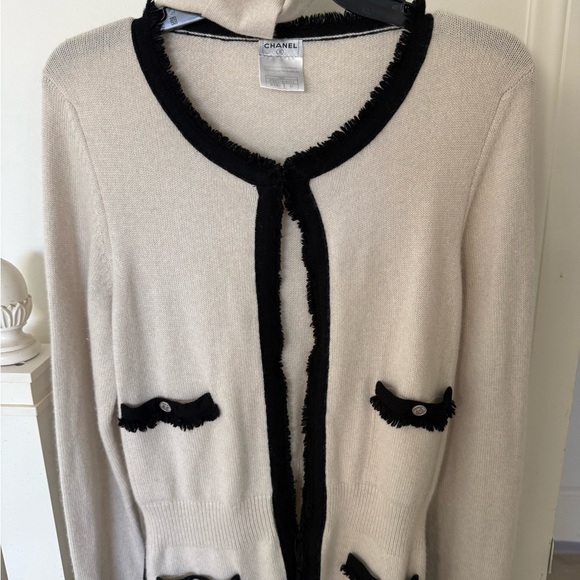 CHANEL 100%cashmere Ecru w/Black fringe trimmed cardigan silver CC buttons Sz 42 - Picture 1 of 10